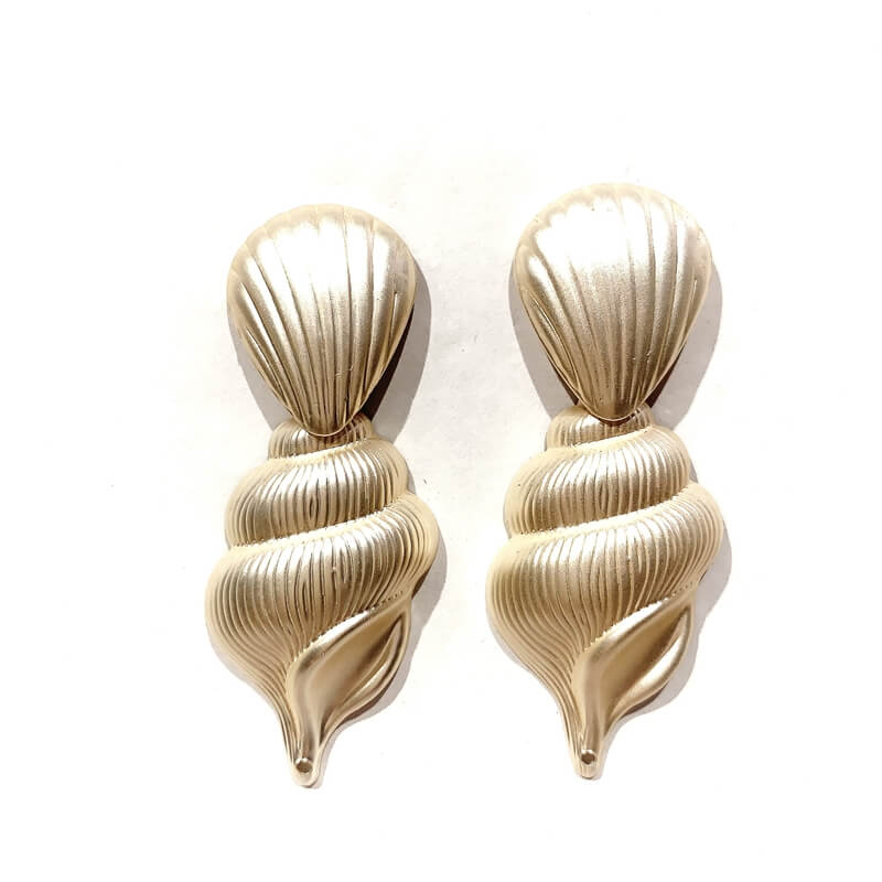 Pendientes metal con colgante caracol