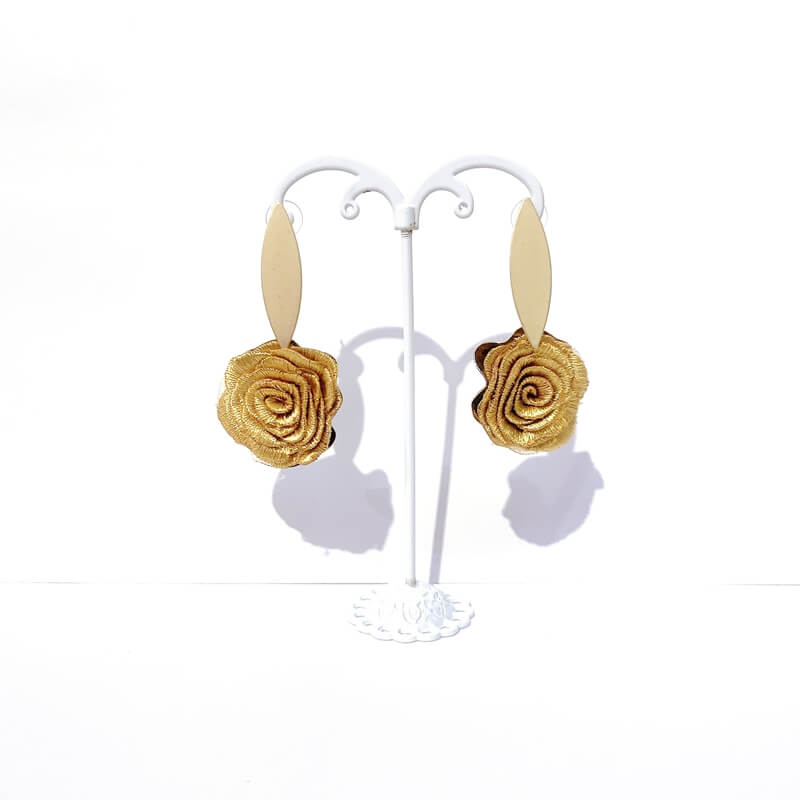 Pendientes con flor de encaje