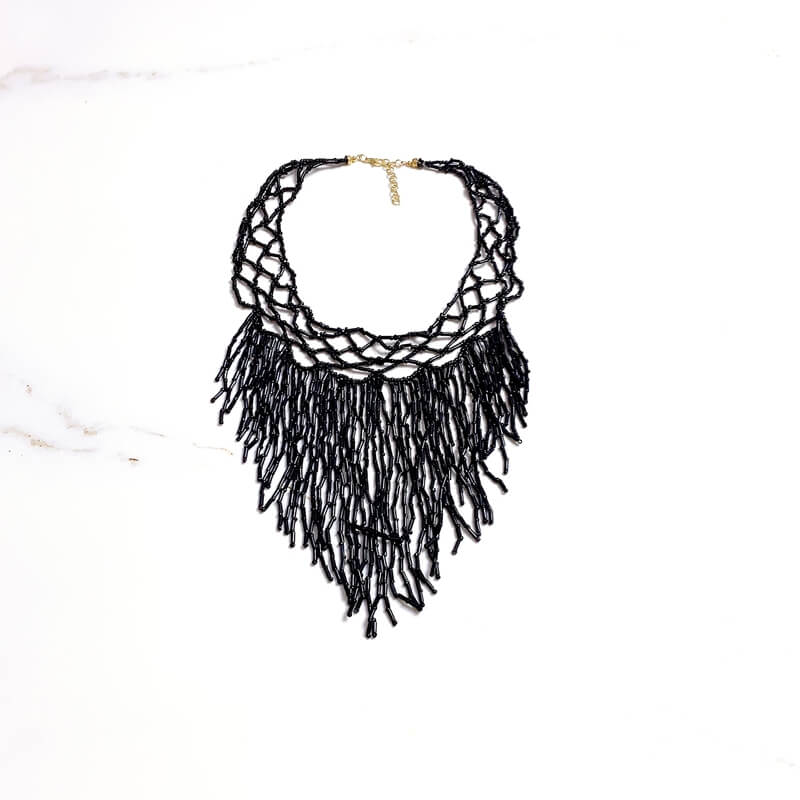 Collar corto de fleco forma pico