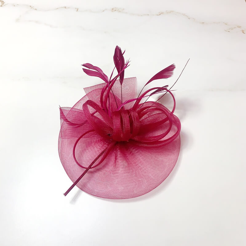Tocado forma plato con flor y pluma