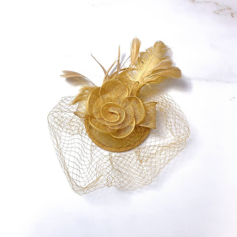 Tocado mediano lino con pluma y tul