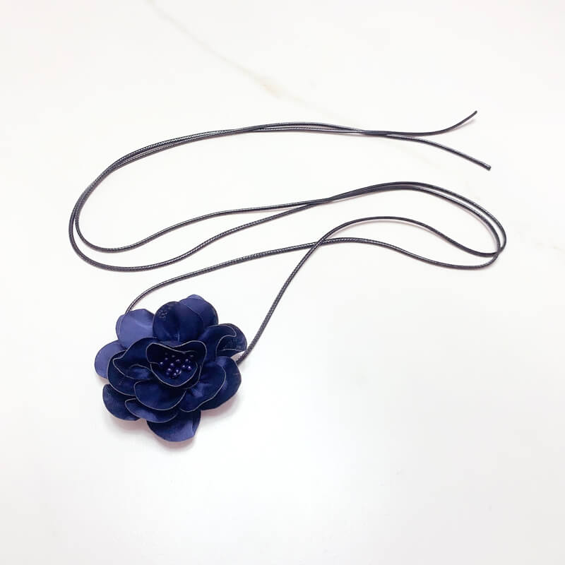 Collar cuerda flor tela