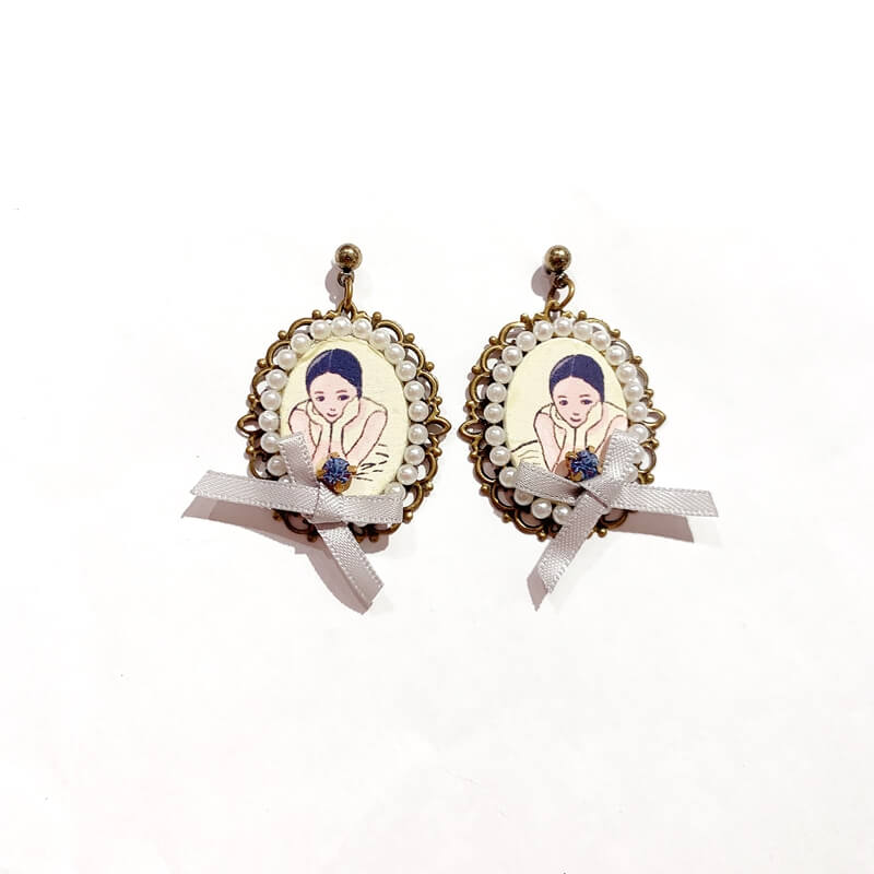 Pendientes vintage con muñeca